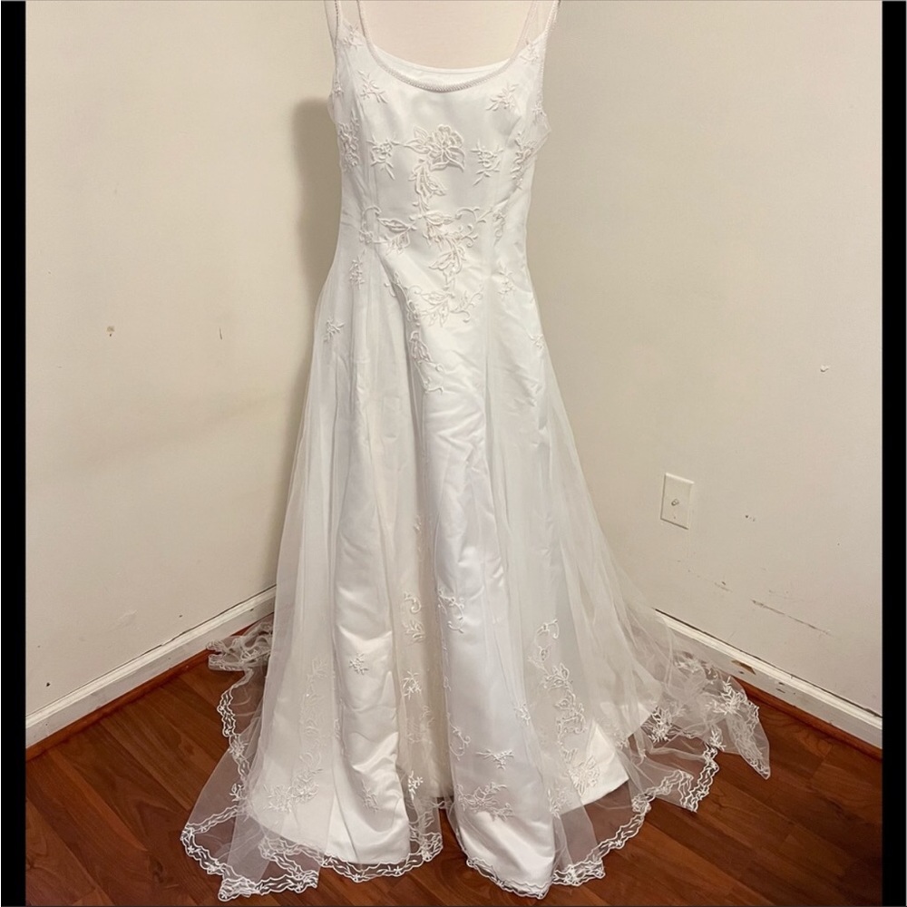 Beautiful vintage ivory wedding dress